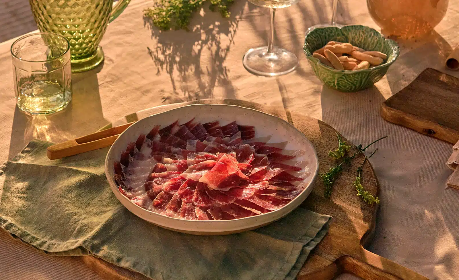 Foto bodegon mesa con jamon iberico de dehesa monteros