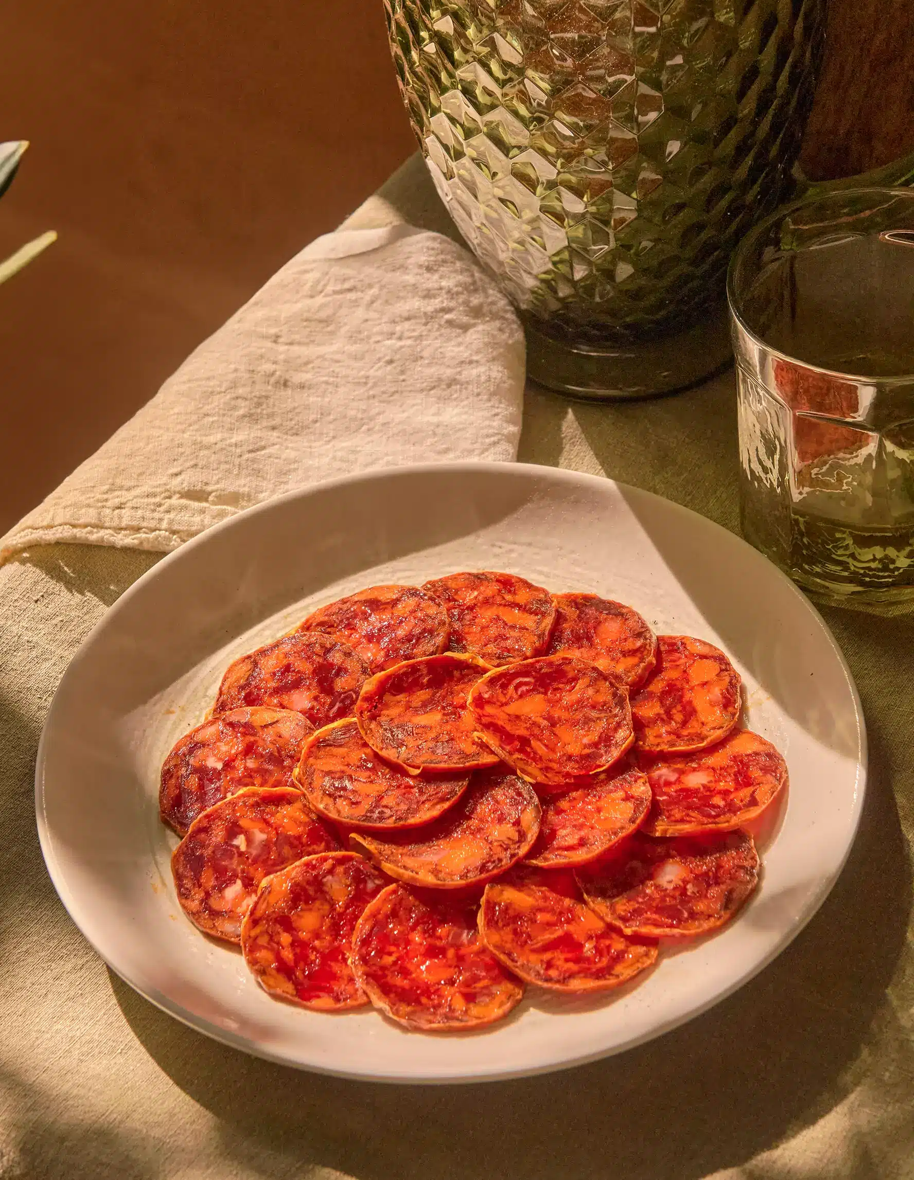 Bodegón en primer plano de plato con chorizo ibérico de edición limitada