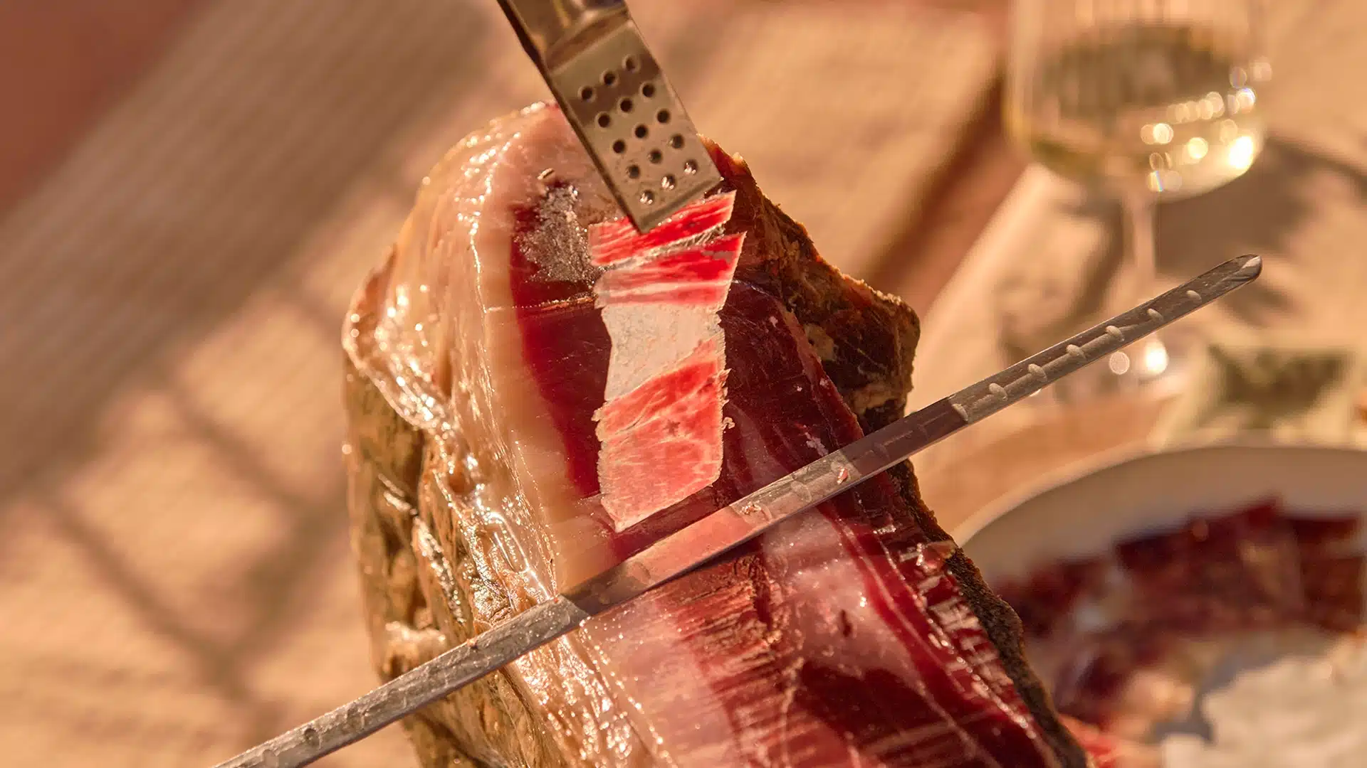 detalle de corte del jamon donde se muestra la finura, delicadeza y la grasa del buen jamon