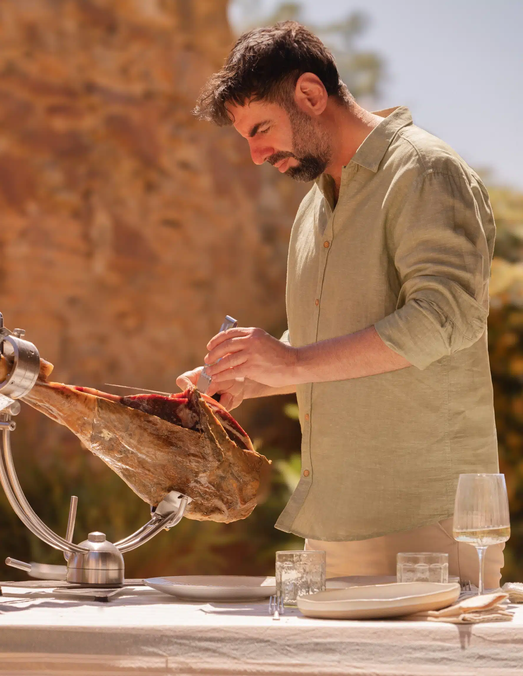Imagen frontal de cortador con paletilla de jamón ibérico en proceso