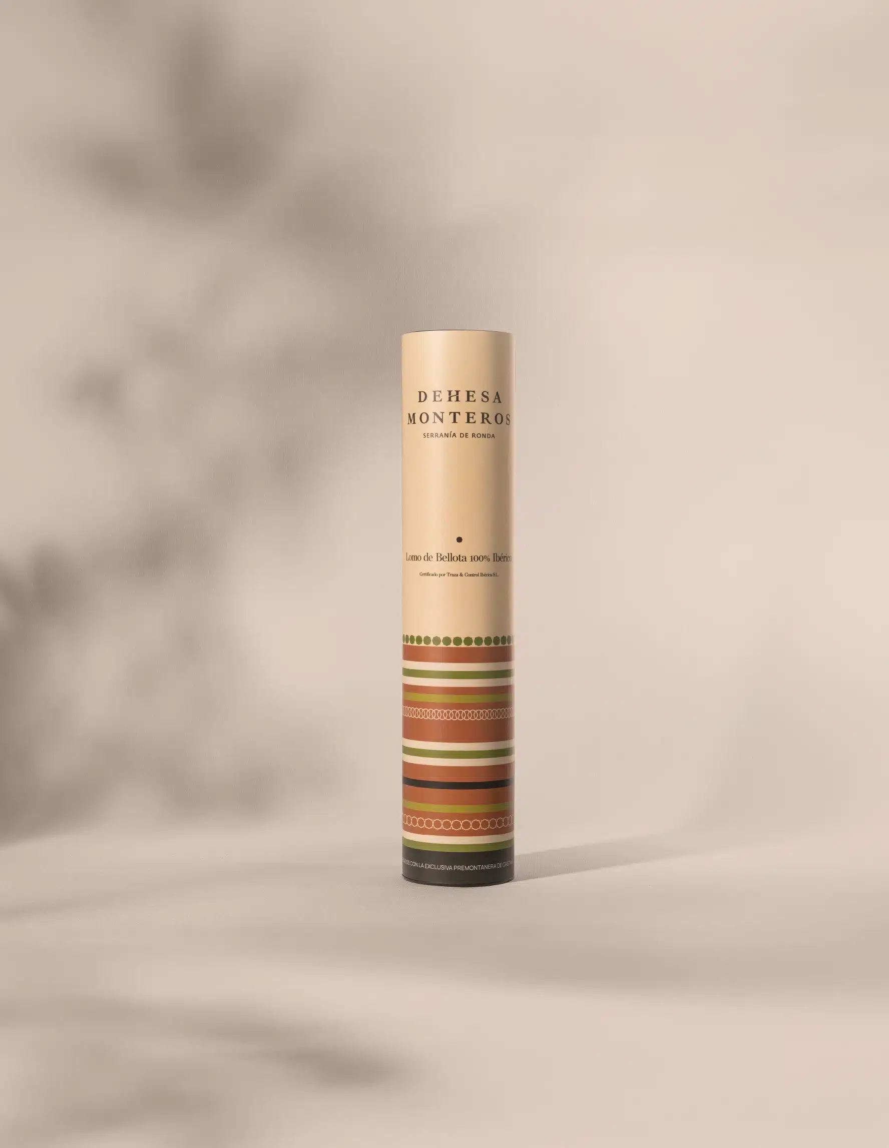 Vista frontal del packaging gourmet para embutido ibérico de Dehesa Monteros