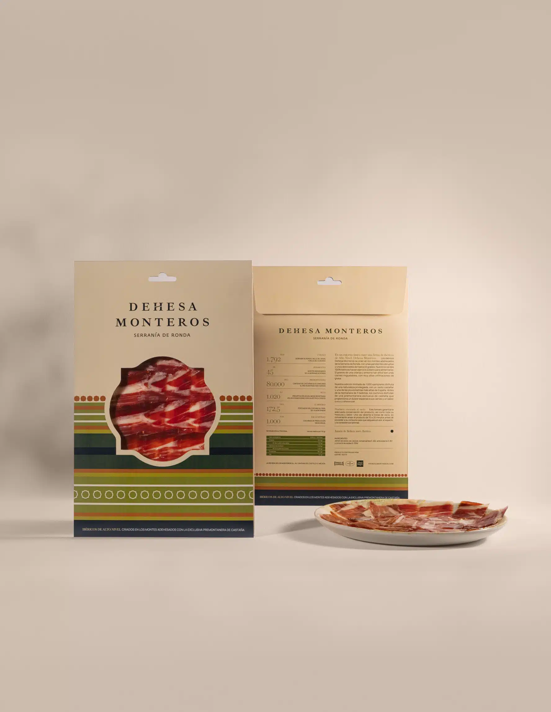 Diseño frontal del sobre de jamón de Dehesa Monteros en su identidad visual renovada