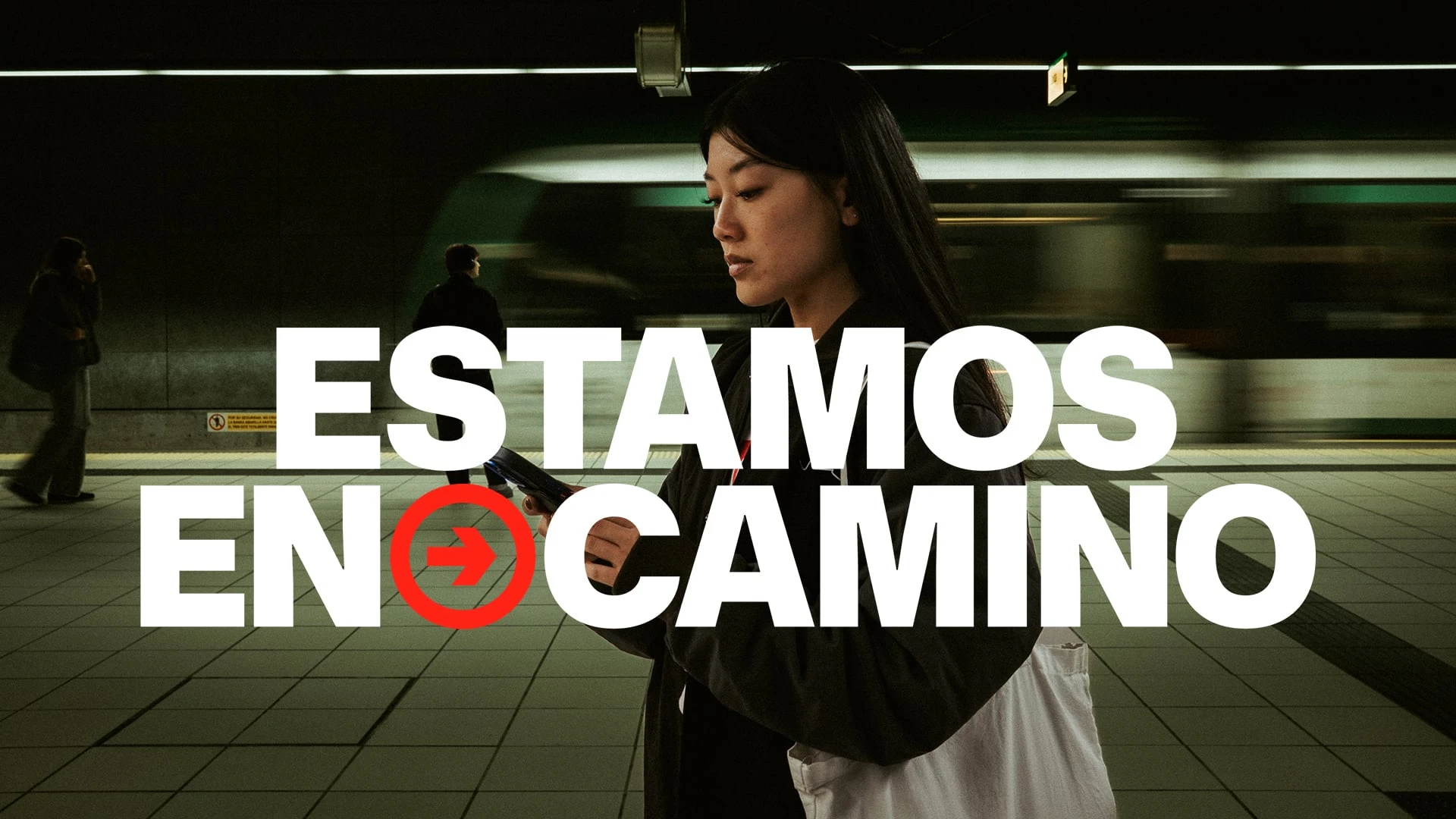 Fotograma del spot "estamos en camino" de Narita Estudio para Metro de Málaga. Una chica esperando el metro mientras mira el móvil.