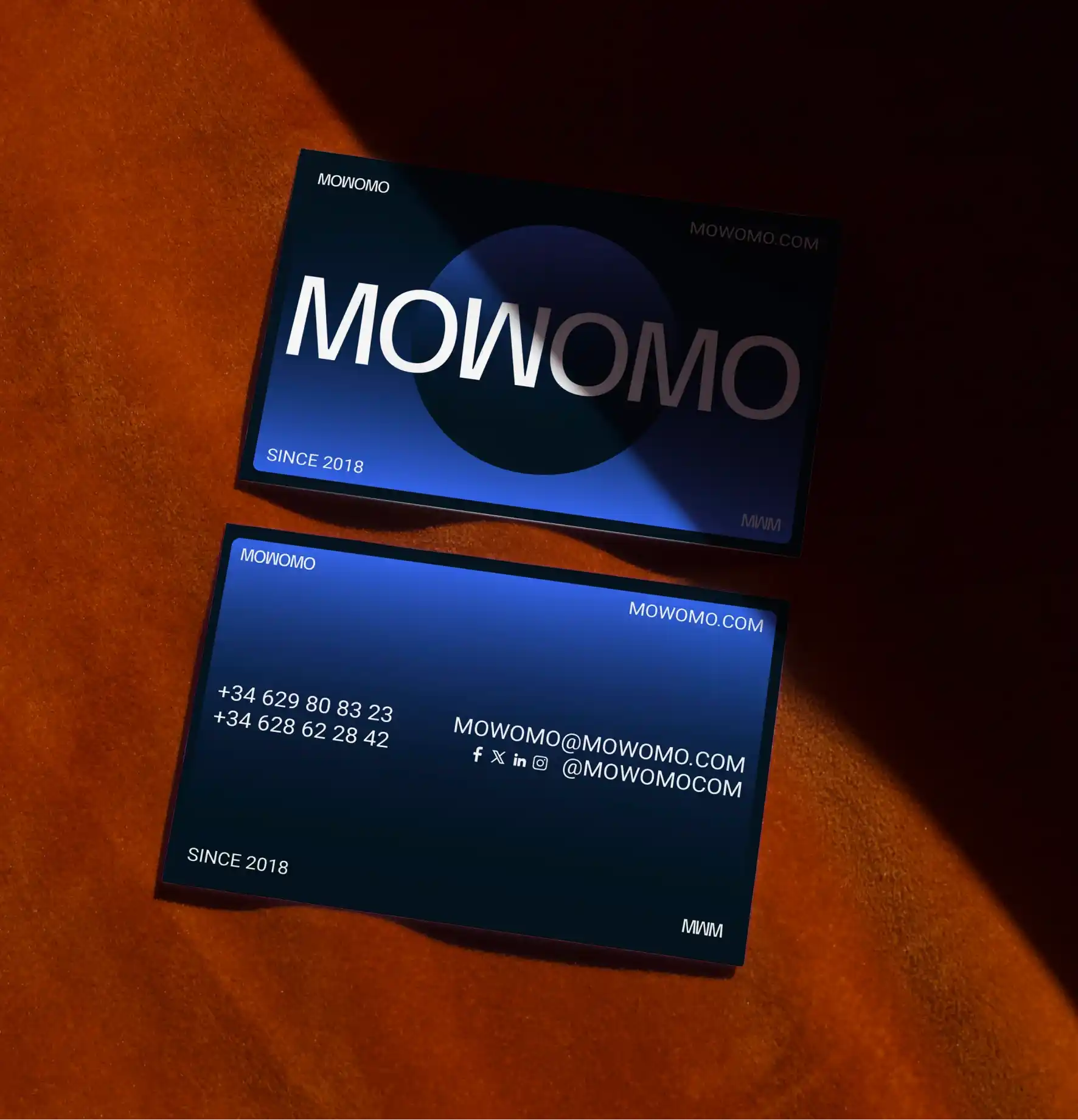 Tarjetas de visita corporativas diseñadas para la identidad de marca de Mowomo.